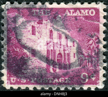 Stati Uniti - circa 1956: francobollo Stampato negli USA, mostra la missione di Alamo in San Antonio, circa 1956 Foto Stock
