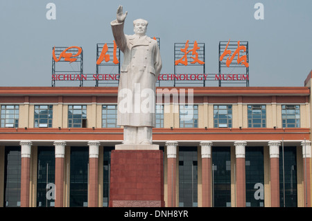 Statua di Mao Tse Tung nella piazza principale di Chengdu Sichuan, Cina Foto Stock