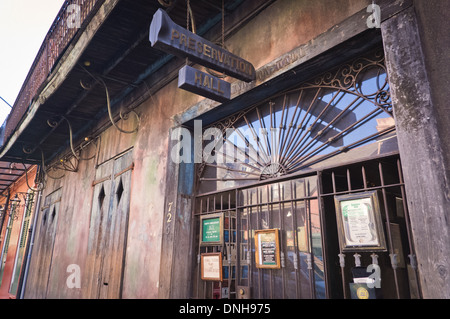 Parte anteriore del padiglione di conservazione da Saint Peter St a New Orleans. Casa Tradizionale New Orleans Jazz. Foto Stock