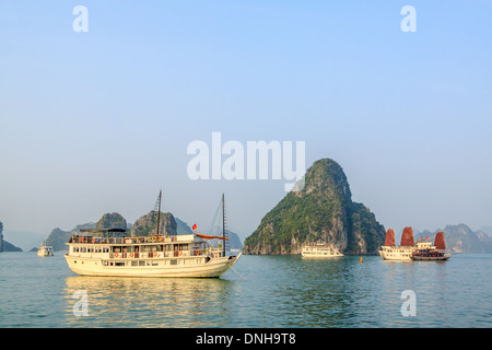 Imbarcazione turistica sulla baia di Halong, Vietnam Foto Stock