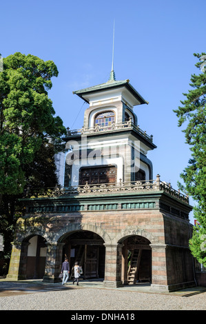 Cancello principale modo di un santuario / tempio a Kanazawa, Giappone. Foto Stock