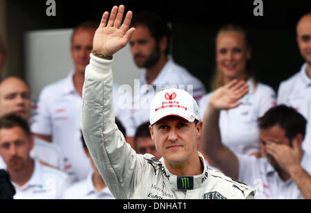 FILE - un file foto datata 25 novembre 2012 mostra tedesco poi pilota di Formula Uno Michael Schumacher della Mercedes AMG sventolare durante la fotografia di gruppo durante l'Autodromo José Carlos Pace in Sao Paulo, Brasile. Il sette volte campione del mondo di Formula Uno Michael Schumacher subito una lesione alla testa 29 dicembre 2013 in un incidente di sci nelle Alpi francesi, le autorità francesi e il suo manager ha detto. Foto: Jens Buettner/dpa Foto Stock