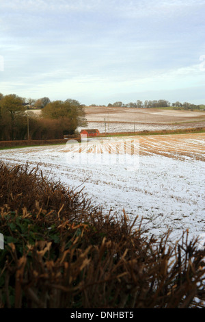 Il campo coperto di neve in inverno e Elmsted Bodsham, North Downs, Ashford, Kent, Inghilterra Foto Stock