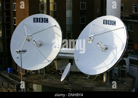 Il BBC Television parabole satellitari sono illustrati nella loro città bianca sede a Londra. Foto Stock