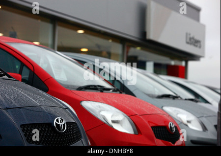 Le automobili Toyota sono illustrati per la vendita su un piazzale della concessionaria. Foto Stock