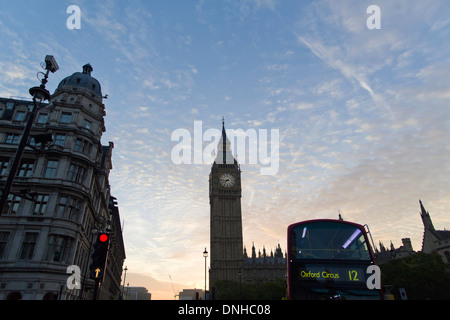 Big Ben è raffigurato a sunrise a Londra, Inghilterra. Foto Stock