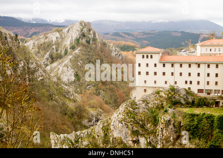Vista panoramica di Arantzazu Santuario, Paesi Baschi Foto Stock