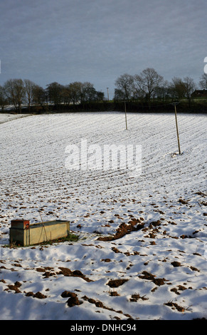 Il campo coperto di neve in inverno e Elmsted Bodsham, North Downs, Ashford, Kent, Inghilterra Foto Stock