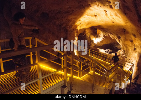 In passerella Arrikrutz grotte, o TI, Paesi Baschi Foto Stock