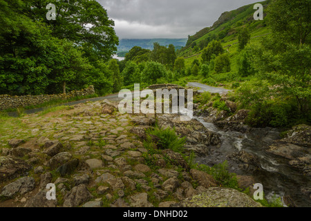 Ponte Ashness nel distretto del lago guardando attraverso Borrowdale verso Skiddaw Foto Stock