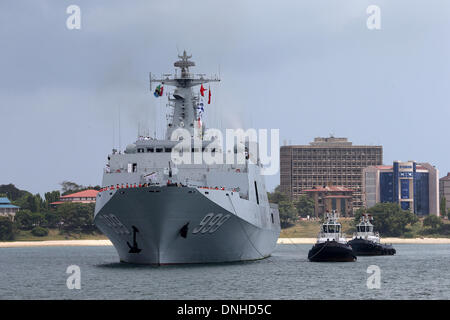 Dar Es Salaam, Tanzania. 30 Dic, 2013. Il docking anfibio nave Jinggangshan (L) del xv cinese escort navale flotta si avvicina al porto di Dar es Salaam, Tanzania, Dic 29, 2013. Dopo aver completato la sua missione di scorta, xv cinese escort navale flotta pagato una quattro giorni di visita da Domenica a Tanzania sulla via del ritorno in Cina. © Zhang Ping/Xinhua/Alamy Live News Foto Stock