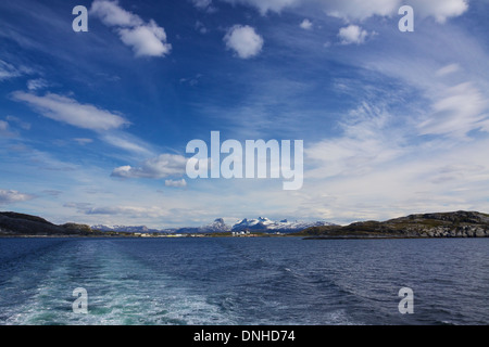 Coste norvegesi vicino Bodo visto dal traghetto alle Lofoten sulla soleggiata giornata estiva Foto Stock
