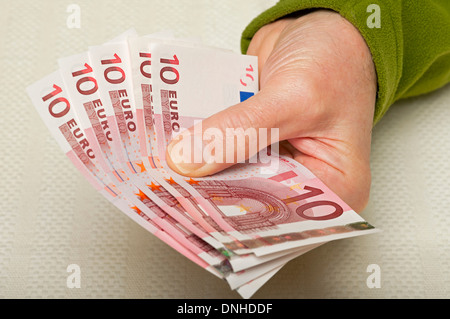 Primo piano di un uomo persona che tiene a mano 10 dieci banconote in euro cartacee banconote in euro banconote in euro banconote in euro banconote in contanti Europa UE Foto Stock