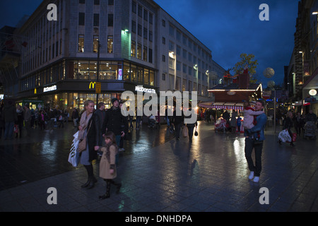 Negozi di Natale decorazioni e acquirenti in Liverpool ONE e Merseyside, Regno Unito Foto Stock