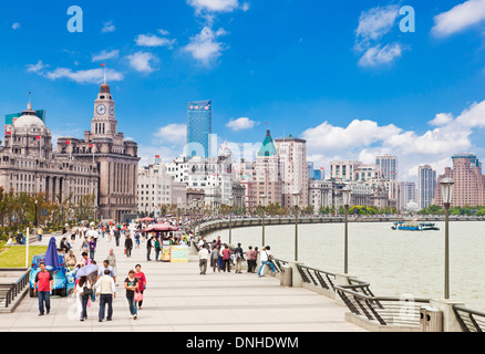 Molte persone a piedi lungo la passeggiata del Bund Shanghai, Repubblica Popolare Cinese, PRC, Asia Foto Stock