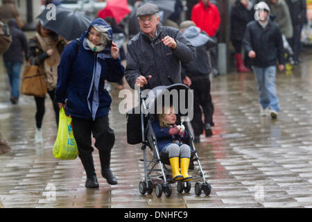 Il torneo di Wimbledon di Londra, UK . Il 30 dicembre 2013. Gli acquirenti e i " commuters " lotta per far fronte con il tempo umido a Wimbledon centro città come gale force al vento fino a 80mph e heavy rain ha colpito molte parti del Regno Unito Credito: amer ghazzal/Alamy Live News Foto Stock