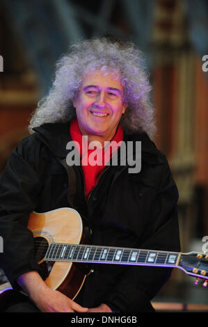 PICS FILE: Londra, Regno Unito. 1 marzo 2013. Regina il chitarrista Brian May ha rivelato egli ha subito le prove per il cancro. Il chitarrista è raffigurato in questi scatti di stock a partire dal 1 marzo 2013, effettuando in corrispondenza di una fauna selvatica Raccolta fondi in London St Pancras Station Credit: Graham Mitchell/Alamy Live News Foto Stock