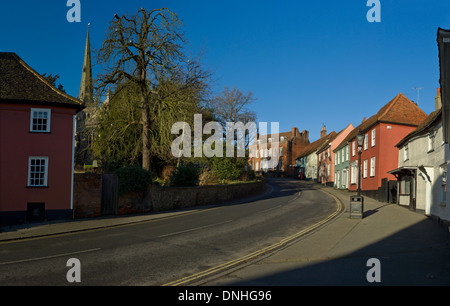 Thaxted, Essex, Inghilterra 28-12-2013 cercando lungo Watling Street verso Clarence House con la Chiesa Parrocchiale di San Giovanni il BAP Foto Stock