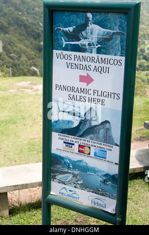 Un cartello turistico in elicottero nel Parco Nazionale di Tijuca vicino al Cristo Redentore a Rio de Janeiro, Brasile Foto Stock