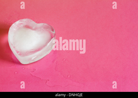 Cuore di ghiaccio in rosa astratto amore san valentino sfondo con acqua Foto Stock