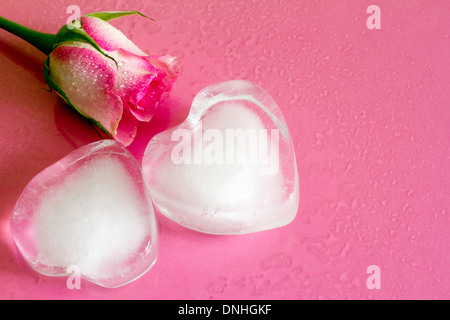 Cuore di ghiaccio in rosa astratto amore san valentino sfondo con acqua Foto Stock