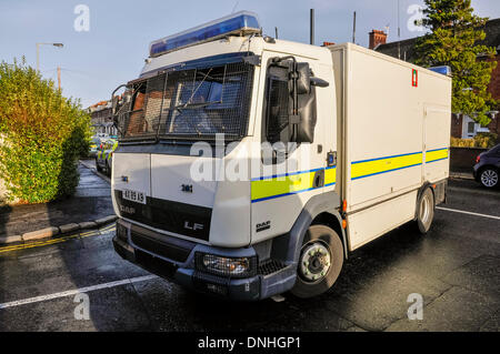 Belfast, Irlanda del Nord. 30 dic 2013 - Parkgate Avenue in East Belfast è stata chiusa a seguito della scoperta di un oggetto sospetto. ATO dell'esercito avevano il compito di esaminare l'oggetto. Credito: Stephen Barnes/Alamy Live News Foto Stock