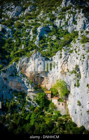 Una casa insolita è arroccato sulla cliffside delle Gorges de Galamus, Cubières-sur-Cinoble, nei Pirenei in Francia. Foto Stock