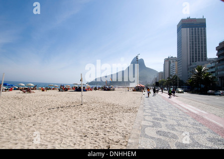 I due fratelli picchi ( Dois Irmaos ) dalla spiaggia di Leblon a Rio de Janeiro in Brasile. Foto Stock