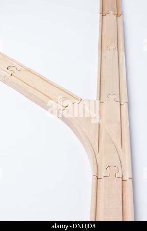 Legno a forcella ferrovia via su sfondo grigio. L'immagine verticale Foto Stock