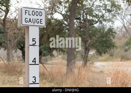 Un proiettore su strada il manometro in Texas lungo una strada rurale Foto Stock