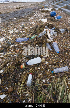 Bottiglie di plastica e contenitori lavati fino a una spiaggia di Norfolk. Foto Stock