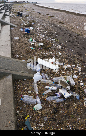 Bottiglie di plastica e contenitori lavati fino a una spiaggia di Norfolk. Foto Stock