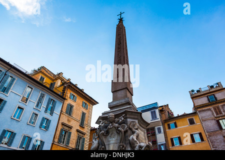 Basso angolo di visione di un obelisco, Pantheon Roma, Roma, della Provincia di Roma, lazio, Italy Foto Stock