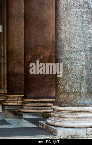 Colonne in una riga, Pantheon Roma, Roma, della Provincia di Roma, lazio, Italy Foto Stock