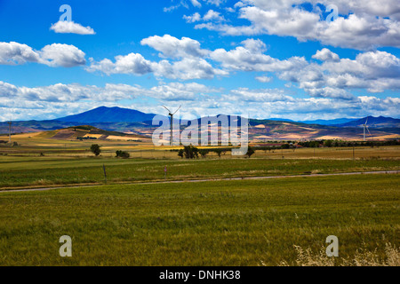 Le turbine eoliche in un campo, la Vallata, Avellino, Campania, Italia Foto Stock