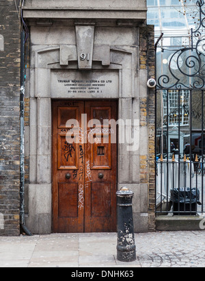 Porta a Truman, Hanbury e Buxton & Co. Ltd concesso in licenza da produttori di birra, 91 Brick Lane, East London, Regno Unito Foto Stock