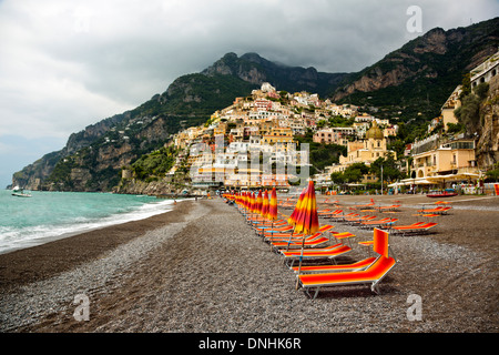 Sedie a sdraio sulla spiaggia, Positano, Costiera Amalfitana, Campania, Italia Foto Stock