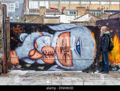 Bambino in pelliccia tuta con terzo occhio - Arte di strada da Alex faccia in Hanbury street, off Brick Lane, East London, Regno Unito Foto Stock