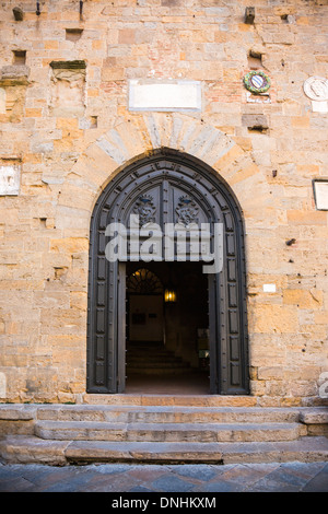 Ingresso di un palazzo, il Palazzo dei Priori, Volterra, in provincia di Pisa, Toscana, Italia Foto Stock