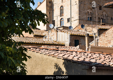 Case in una città vecchia, Volterra, in provincia di Pisa, Toscana, Italia Foto Stock