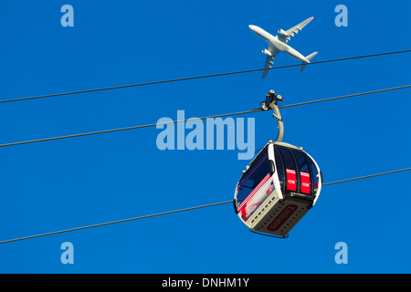 Emirates Air Line funivia dalla penisola di Greenwich per Royal Docks, London, Regno Unito Foto Stock
