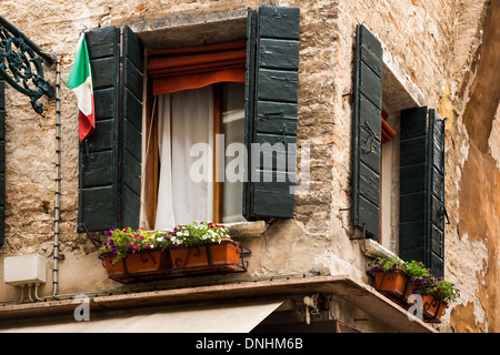 Angolo basso in prospettiva di una scatola di vetro, Venezia, Veneto, Italia Foto Stock