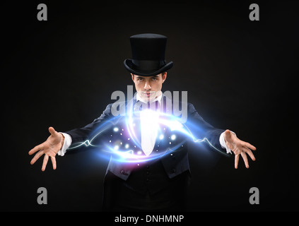 Mago in top hat trick mostrando Foto Stock