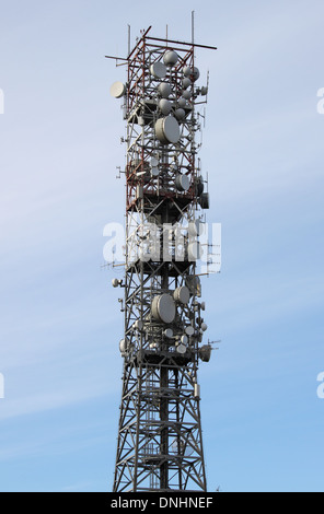 Torre di telecomunicazione con molte diverse antenne Foto Stock