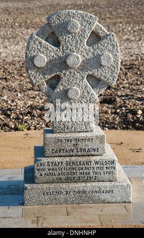 Croce Airmans a Stonehenge WILTSHIRE REGNO UNITO segna il punto in cui nel 1912 due aviatori furono uccisi Airmans Memoriale della Croce Foto Stock