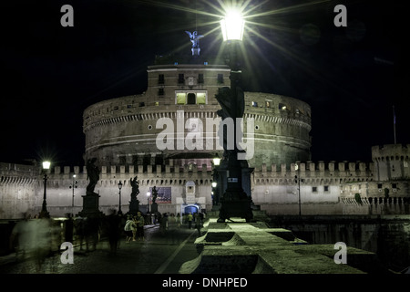 Roma, Italia. 28 dic 2013. Il Mausoleo di Adriano, usualmente noto come Castel Sant'Angelo (inglese: castello del Santo Angel). Foto Stock