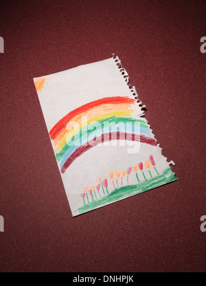 Childs disegno di un arcobaleno con matite colorate e smarties Foto stock -  Alamy