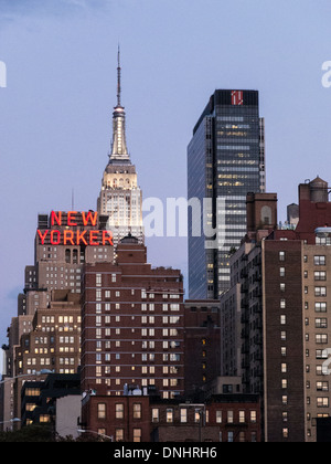 Skyline con il New Yorker Hotel e Empire State Building , New York, Stati Uniti d'America Foto Stock