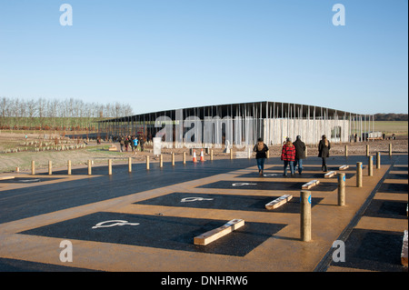 Stonehenge Visitor Center inaugurato nel dicembre 2013 Wiltshire, Inghilterra UK Handicap area di parcheggio il nuovo centro in background Foto Stock