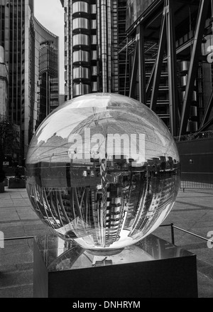 Il tempo di scultura di piegatura da Petroc Sesti in St Mary Axe, City of London EC3 con una vista capovolta del Lloyds Building Foto Stock